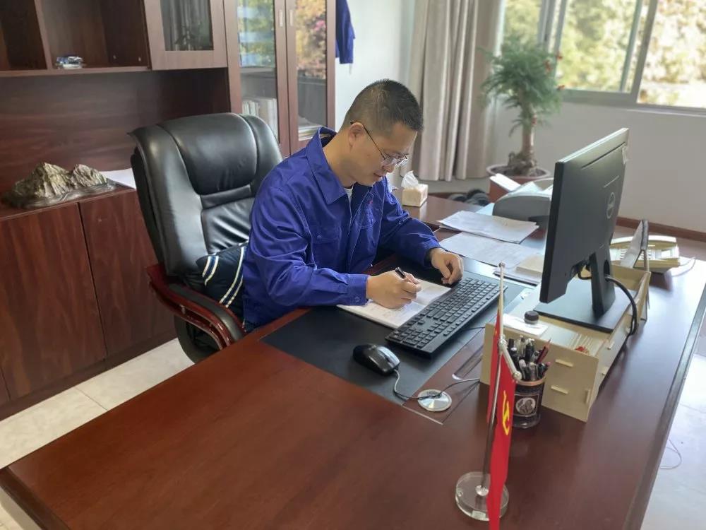 黨員立潮頭，領跑當先鋒之十｜湯勇華：企業(yè)與職工的“潤滑劑”